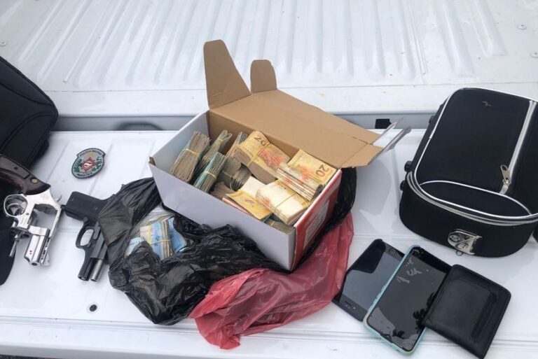 Polícia prende suspeitos de assalto e apreende armas e dinheiro após perseguição e troca de tiros em João Pessoa