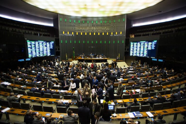 Câmara aprova projeto que prevê retorno de gestantes ao trabalho presencial