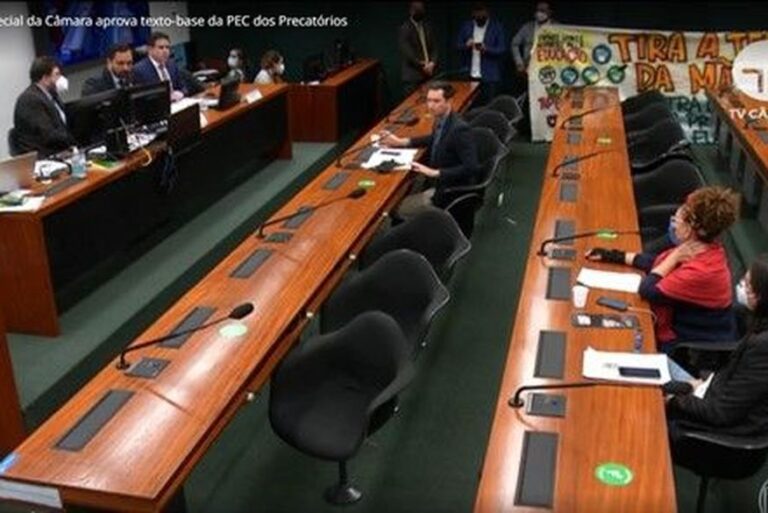 Comissão aprova PEC dos Precatórios com mudança no teto de gastos para viabilizar Auxílio Brasil