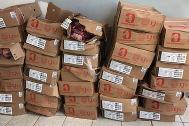 Criminosos abordam caminhão de carga e roubam 25 quilos de carne na Paraíba