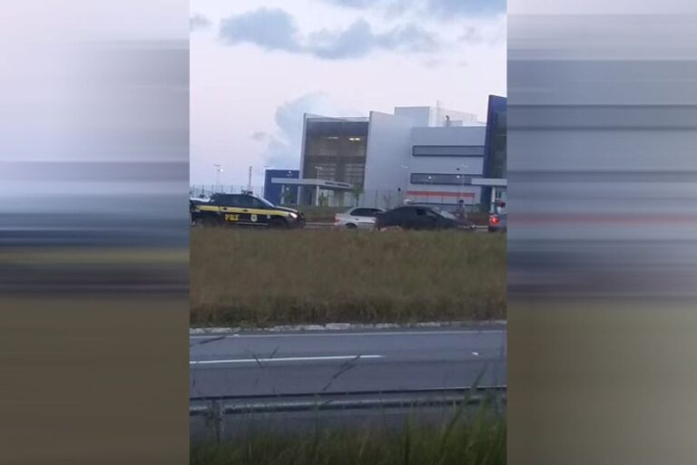 Vídeo: homem enfurecido quebra próprio carro na BR em Santa Rita após veículo ser apreendido por emplacamento atrasado
