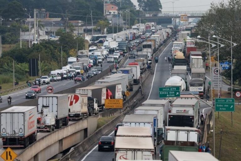 Sindicalistas anunciam apoio a paralisação de caminhoneiros no dia 1°