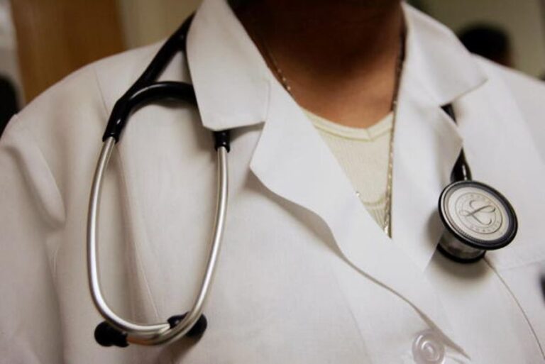 Onipresente, médico acumula sete vínculos públicos na Paraíba e salário chega a mais de R$ 58 mil
