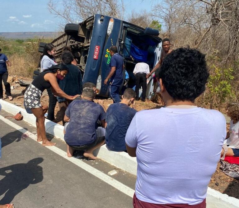 Grave acidente com ônibus de turismo deixa 4 mortos e feridos na BR-135, no Sul do Piauí
