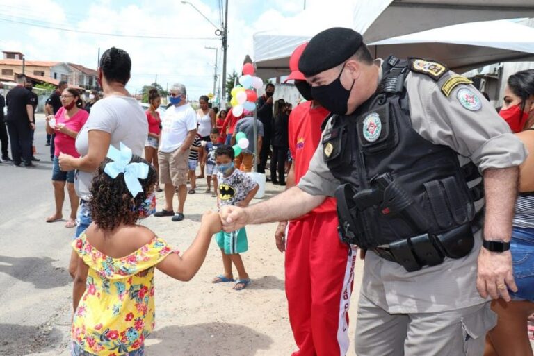Polícia Militar da Paraíba entrega brinquedos arrecadados na campanha Operação Criança Feliz