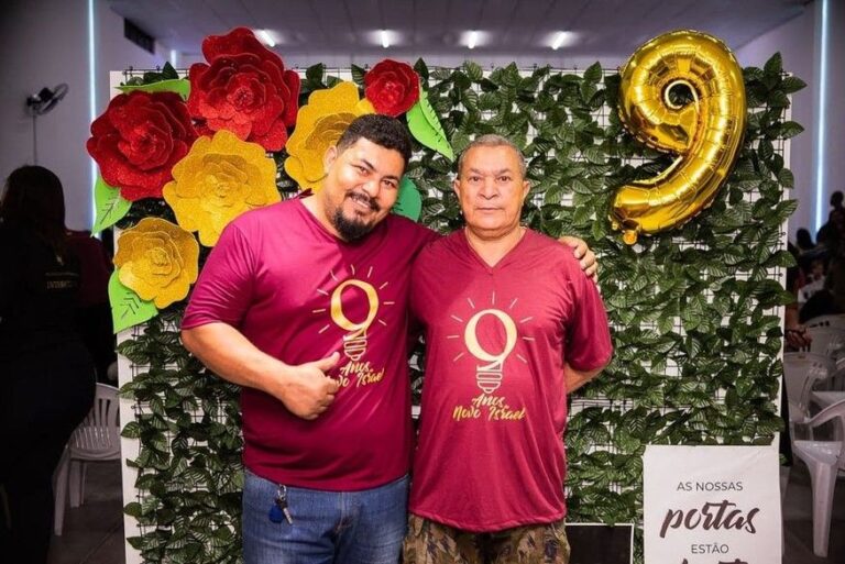 Líder de igreja passa mal e morre durante evento religioso; pai teve parada cardíaca ao saber do filho e não resistiu