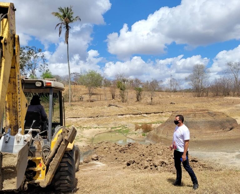 SERRA: Prefeito Chicão atua com agilidade no período de verão para limpeza dos barreiros da zona rural