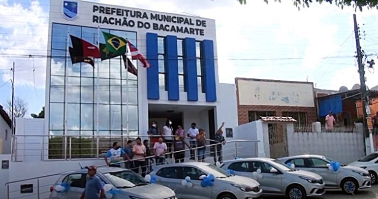 Prefeito Ari adquire 4 carros 0 km para Riachão e paga a folha completa de novembro nesta segunda (28)