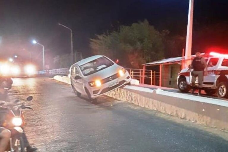 SUSTO: Ex-prefeito perde controle de veículo e se envolve em acidente de trânsito; carro ficou preso no canteiro central