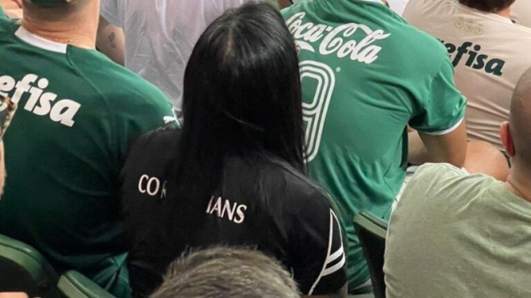 Mulher é expulsa após usar camisa do Corinthians em jogo Palmeiras X São Paulo – VEJA VÍDEO
