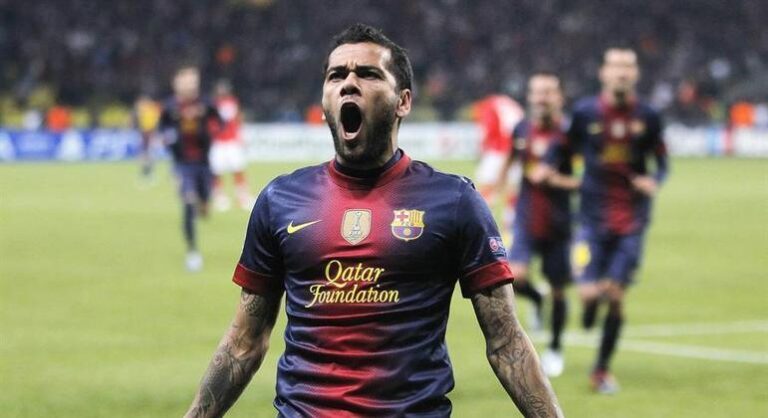 Daniel Alves faz discurso na volta ao Barcelona e exalta o clube