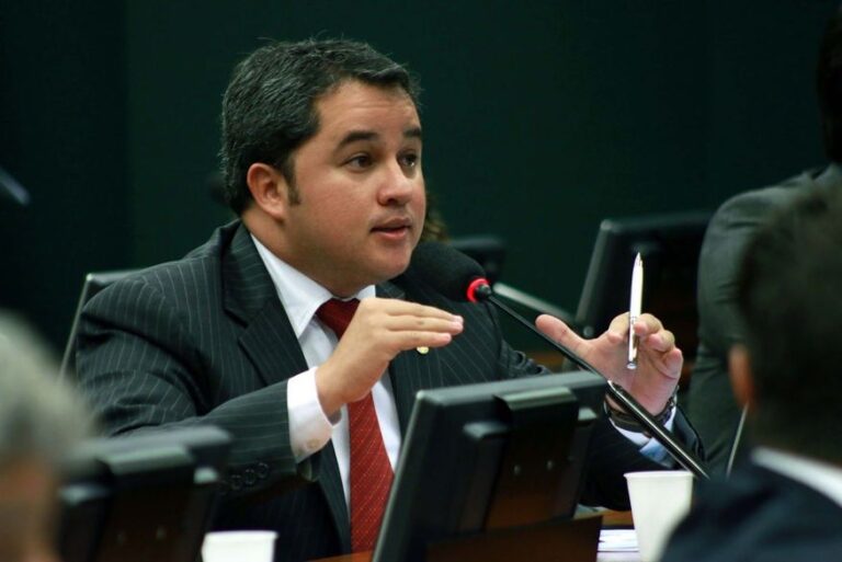 Efraim Filho se alinha a João Azevêdo, descarta apoio a Bolsonaro e diz que seu candidato a presidente é Mandetta