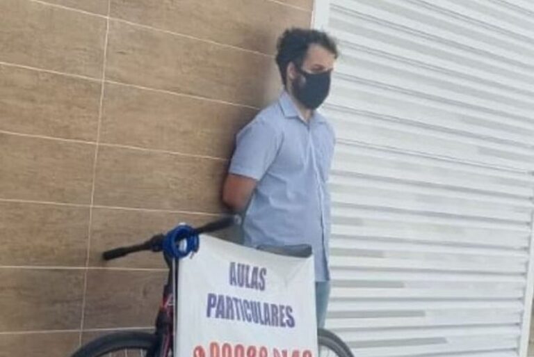 Professor de História leva placa oferecendo aulas particulares para ruas de Campina Grande e apelo por emprego viraliza nas redes sociais