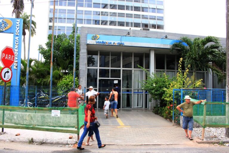 Governador sanciona lei que fixa limite máximo para concessão de aposentadorias e pensões no regime de previdência