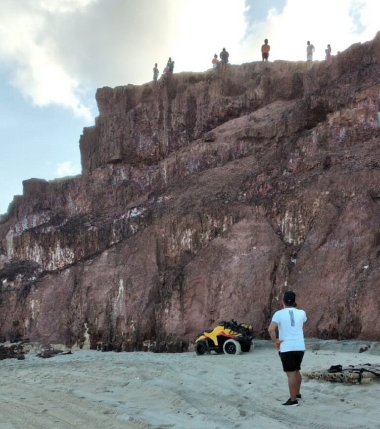 Turista de 19 anos cai de falésia da praia de Pipa durante passeio de quadriciclo; jovem sobreviveu