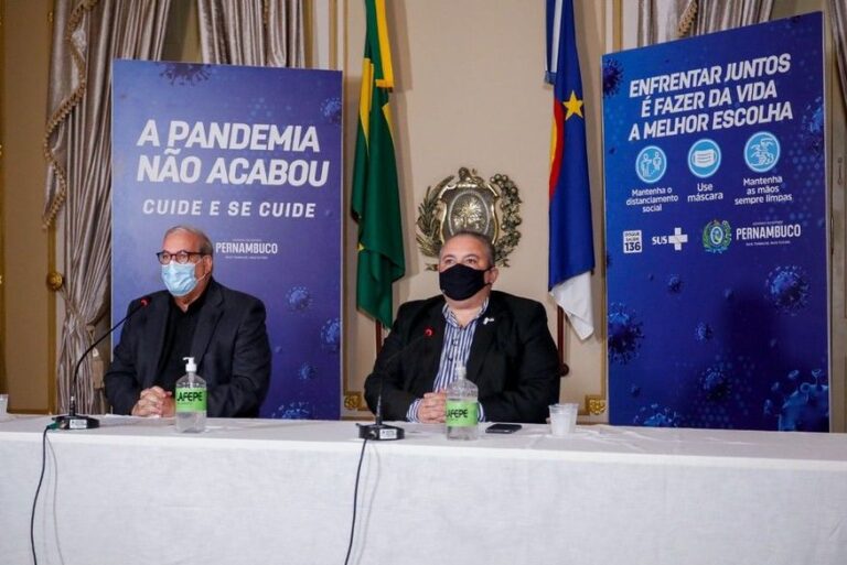 Com 593 mil pessoas com segunda dose da vacina contra a Covid-19 em atraso, não há segurança para festas de Ano Novo e carnaval, diz governo