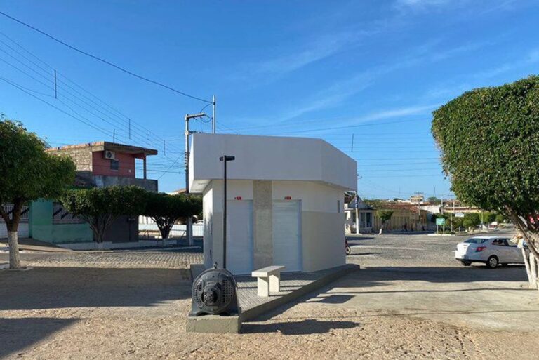 Após oito meses de construção, Prefeitura de Diamante inaugura banheiro público de R$ 50 mil e secretário defende valor: “dentro da base”