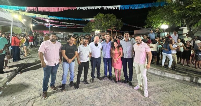 CHÃ DOS PEREIRAS: Prefeito Robério e vereadores prestigiam Festa da Padroeira, tocam e cantam com Pingo Sanfoneiro CHÃ DOS PEREIRAS: Prefeito Robério e vereadores prestigiam Festa da Padroeira, tocam e cantam com Pingo Sanfoneiro