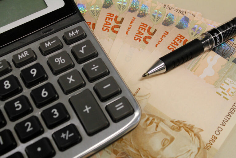 Governo publica MP com novo salário mínimo de R$ 1.212 a partir de 2022 Governo publica MP com novo salário mínimo de R$ 1.212 a partir de 2022