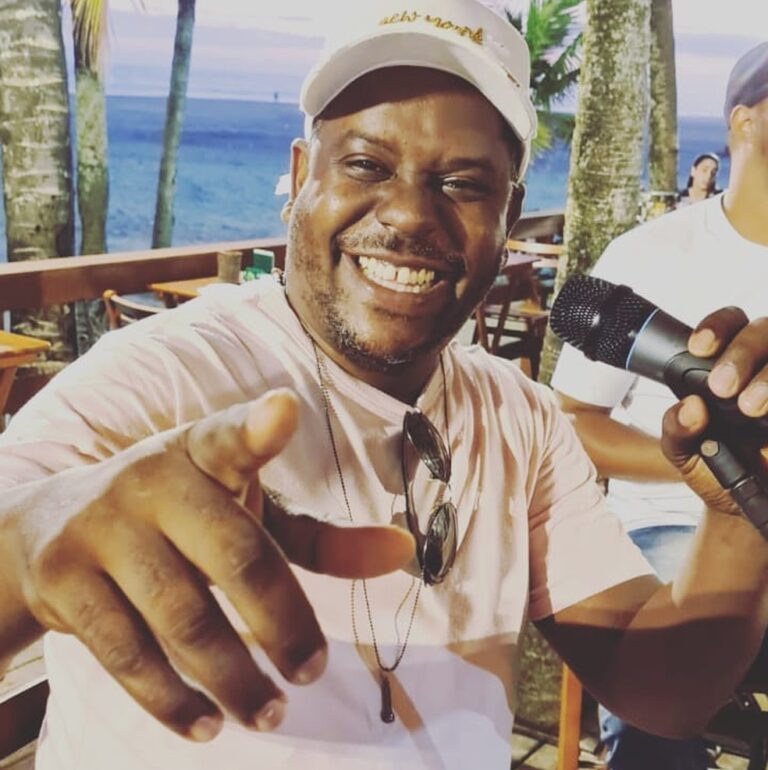 Cantor é dado como morto por engano e obrigado a fazer reconhecimento do ‘próprio corpo’
