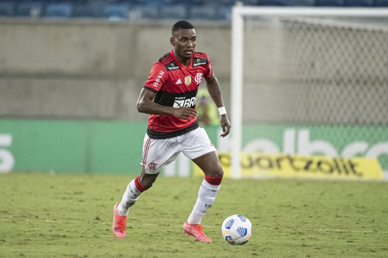 Jogador do Flamengo é indiciado por homicídio culposo por ter atropelado entregador