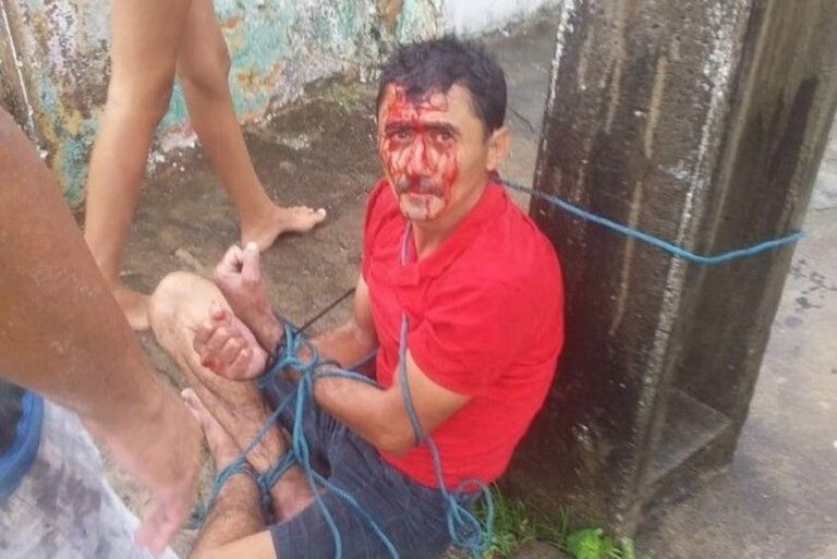 Homem é amarrado em poste e espancado por população após tentar matar idosa, em João Pessoa Homem é amarrado em poste e espancado por população após tentar matar idosa, em João Pessoa