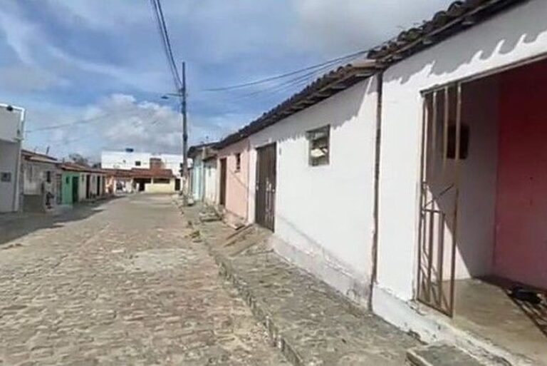 Mulher é morta a facadas pelo ex-marido na frente do filho em Campina Grande Mulher é morta a facadas pelo ex-marido na frente do filho em Campina Grande
