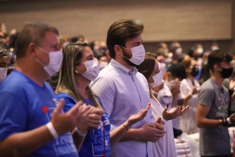 Bruno Cunha Lima prestigia encerramento do Crescer e recebe reconhecimento da coordenação do encontro católico