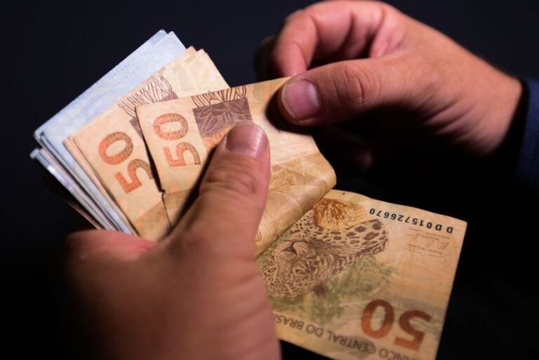Governo propõe salário mínimo de R$ 1.502 em 2025
