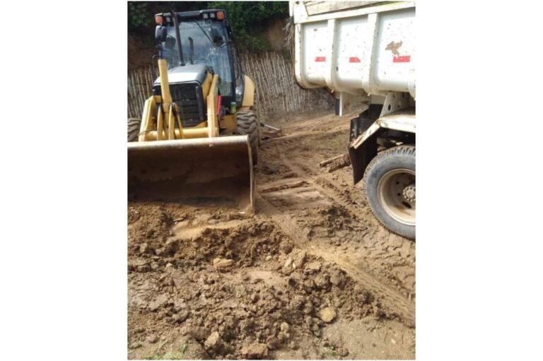 MÁQUINAS REALIZAM TRABALHO DE MELHORIAS NA ESTRADA DE ACESSO PARA OS SÍTIOS PINGA E PEDRA D’ÁGUA