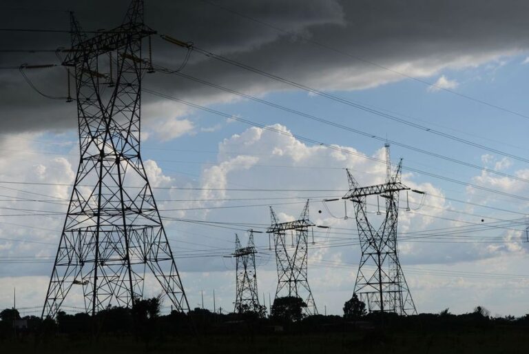 Bolsonaro sanciona projeto que prevê devolução de tributos e redução no valor da conta de luz