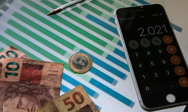 Inflação oficial fecha 2024 em 4,83%, acima do teto da meta do governo