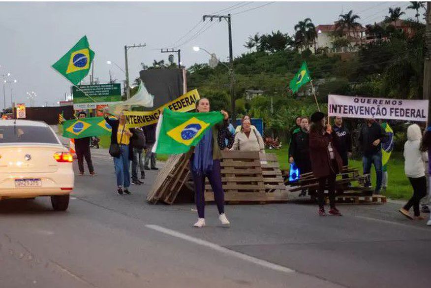 Discurso De Bolsonaro Não Dá Fim A Protestos Mas Bloqueios Em Estradas Diminuem Ingá Cidadã 3854