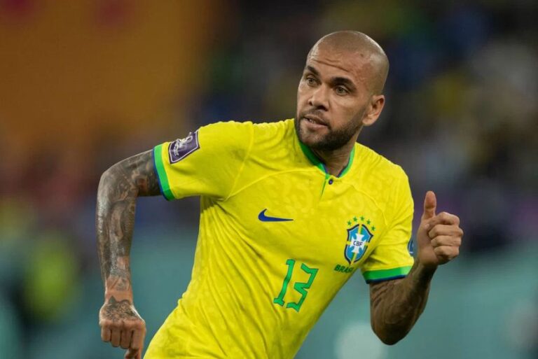 Jogador Daniel Alves é detido na Espanha
