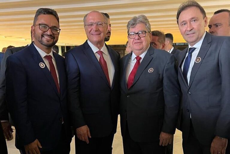 João Azevêdo participa da posse de cinco ministros em Brasília e reafirma diálogo com o governo federal