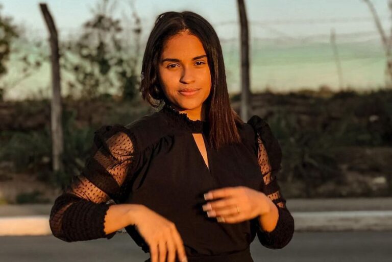 Jovem de Santa Rita vira ‘repórter do povo’ e viraliza com denúncia sobre alagamentos: “melhor forma de cobrar solução para os problemas”