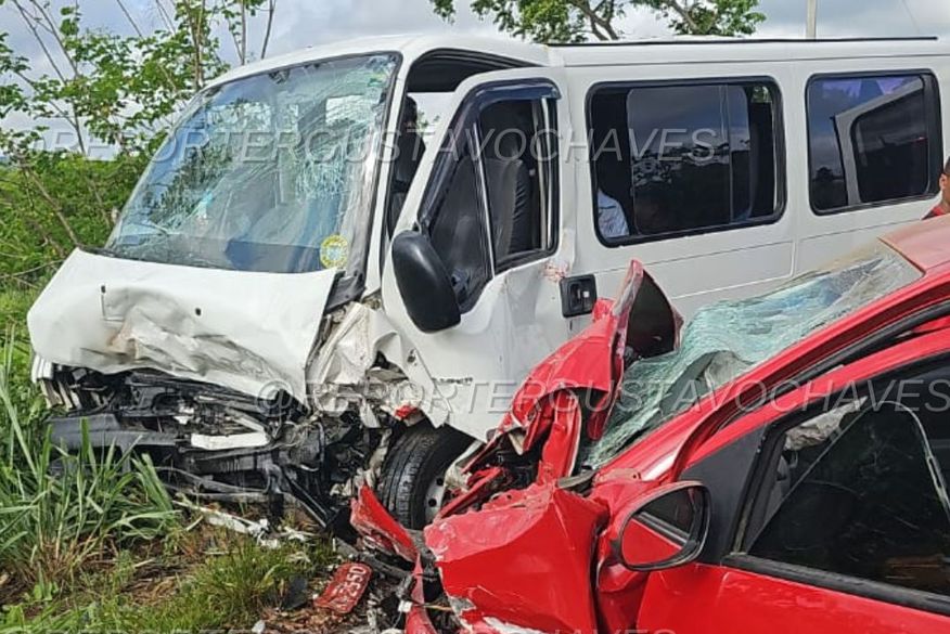 Leia mais sobre o artigo Acidente entre carro e van deixa mais de 15 feridos em rodovia na Paraíba