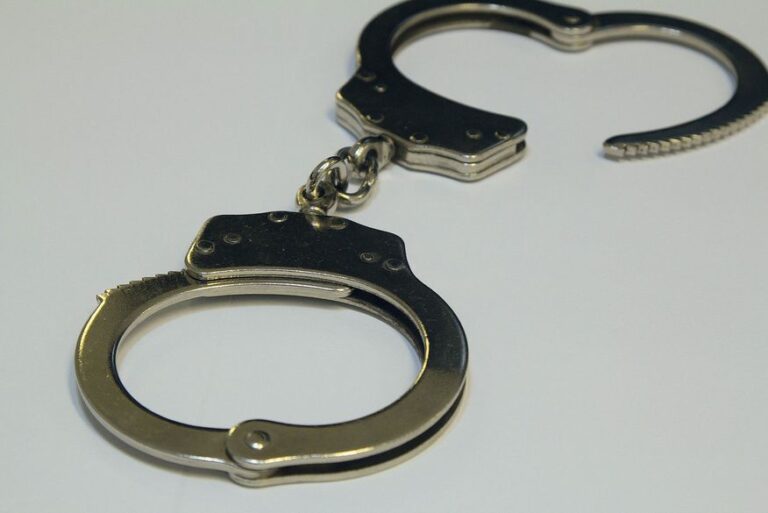 Homem é preso acusado de armazenar vídeos de pornografia infantil no Sertão da Paraíba