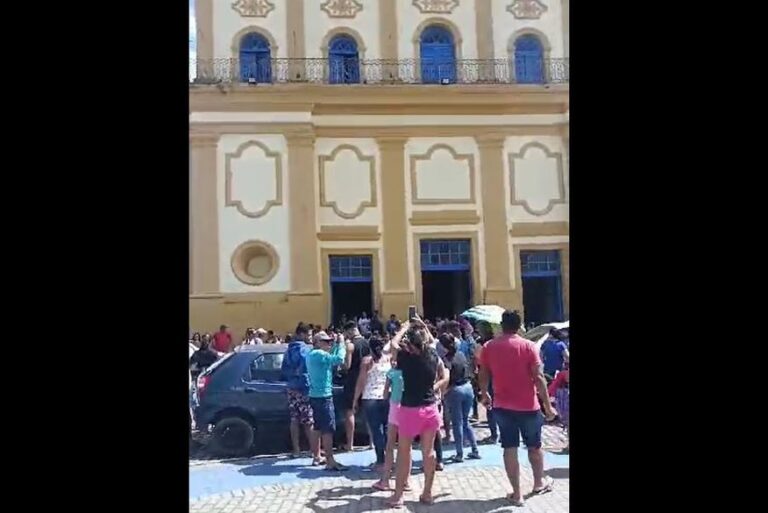 Mulher cai após se pendurar em fachada de igreja de Pedras de Fogo; homem tentou ajudar e amorteceu queda Mulher cai após se pendurar em fachada de igreja de Pedras de Fogo; homem tentou ajudar e amorteceu queda