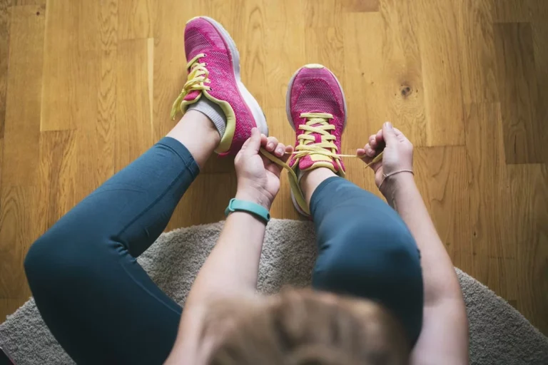Quer tornar a caminhada um exercício físico eficaz? Médico dá 4 dicas