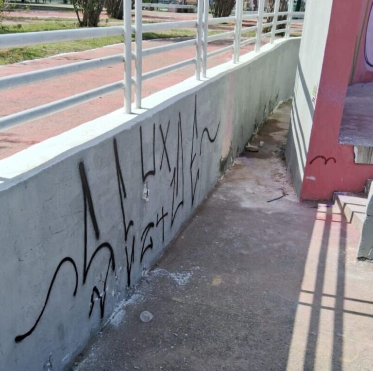 Praça da Paz é alvo de vandalismo um dia após passar por pintura e manutenção, em João Pessoa