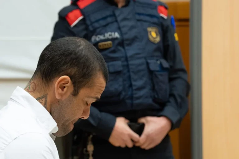 Daniel Alves prepara, em julgamento, 5ª versão sobre estupro; relembre