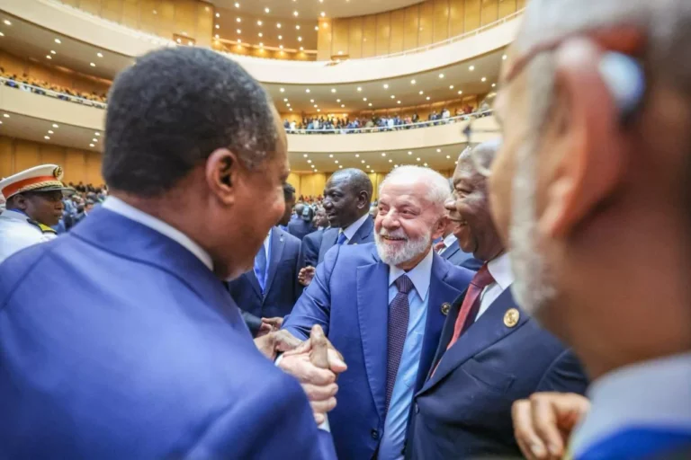 Em último dia de viagem, auxiliar de Lula tem surto em hotel