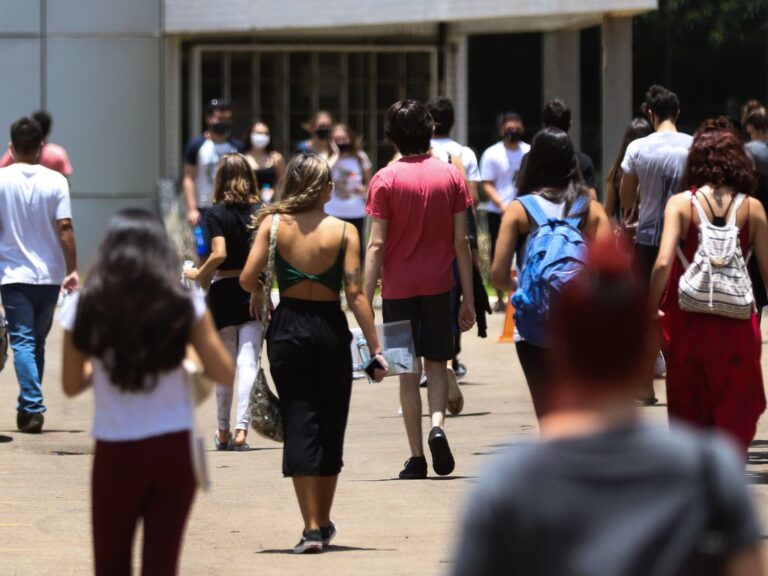 Estudantes começam a receber primeira parcela do Programa Pé-de-Meia