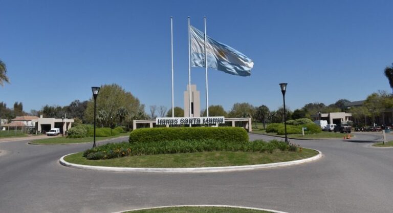 VEJA FOTOS: condomínio de luxo onde ‘casal Braiscompany’ se escondia tem campo de golfe, quadras de tênis e ‘clube familiar’