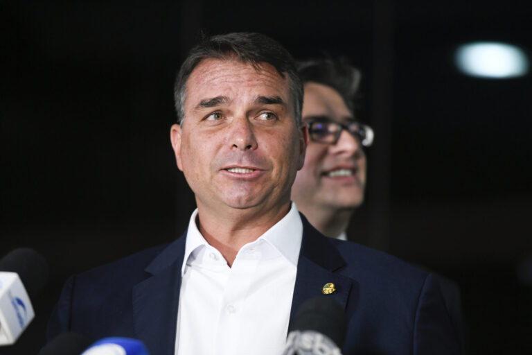 Flávio Bolsonaro pede ao TCU anulação de megalicitação de Lula