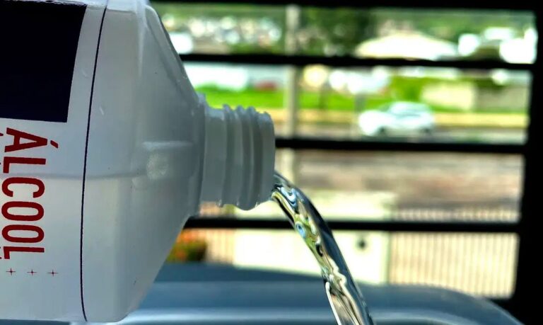 Venda de álcool 70% líquido em supermercados e farmácias passa a ser proibida a partir de hoje na Paraíba