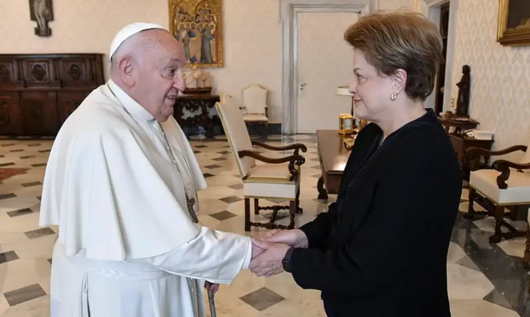 Papa Francisco recebe ex-presidente Dilma Rousseff no Vaticano