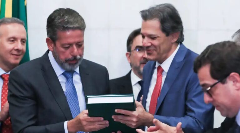 Regulamentação da reforma tributária prevê alíquota média de 26,5%