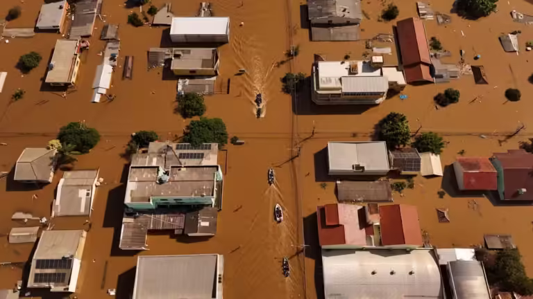 Sobe para 83 o número de mortos após enchentes que atingem o RS